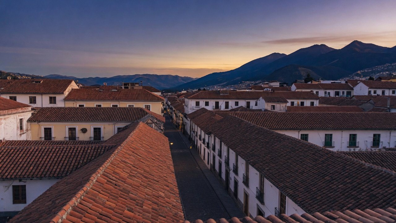 Tejados de Quito al atardecer.